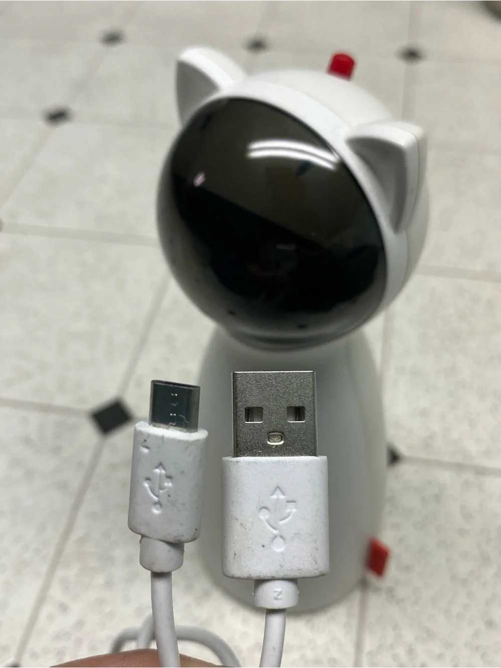 Plug-in laser cat toy